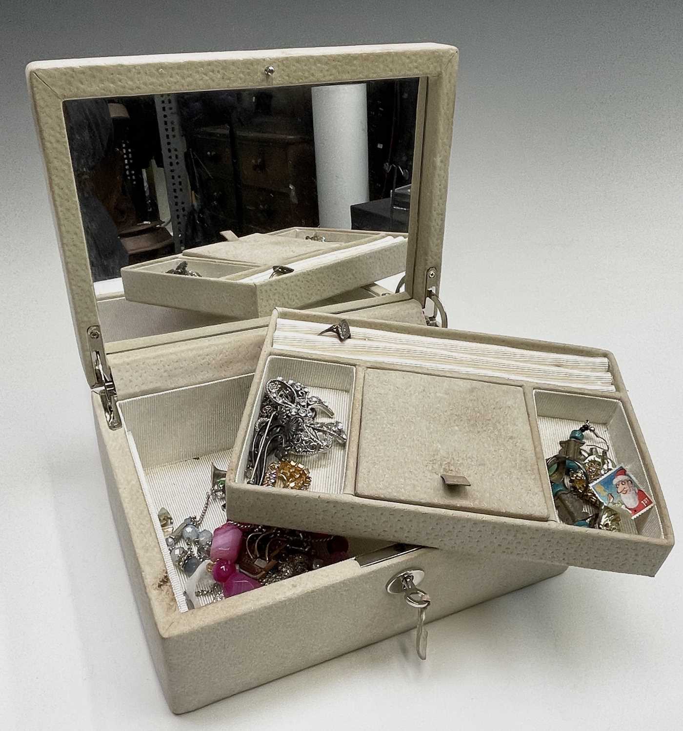 Lot 340 - A Vicci jewell box and contents