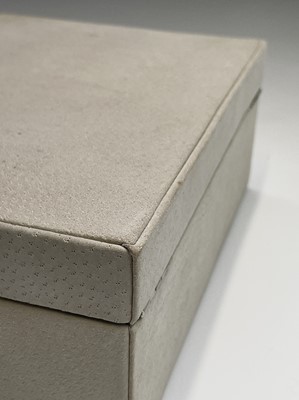 Lot 340 - A Vicci jewell box and contents