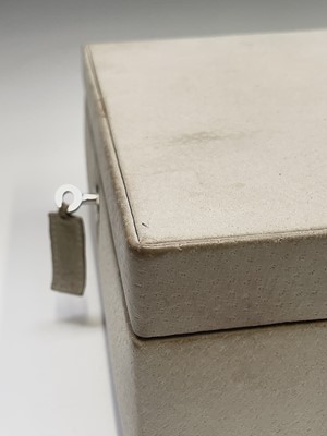 Lot 340 - A Vicci jewell box and contents