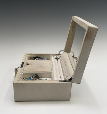 Lot 340 - A Vicci jewell box and contents