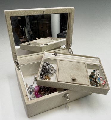 Lot 340 - A Vicci jewell box and contents