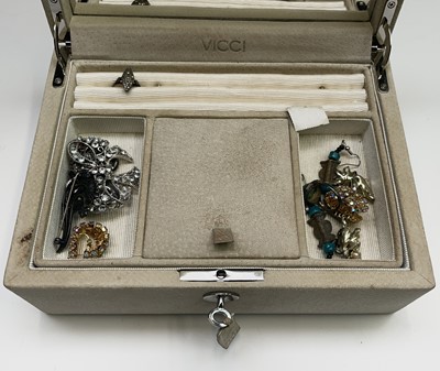 Lot 340 - A Vicci jewell box and contents