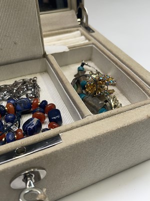 Lot 340 - A Vicci jewell box and contents