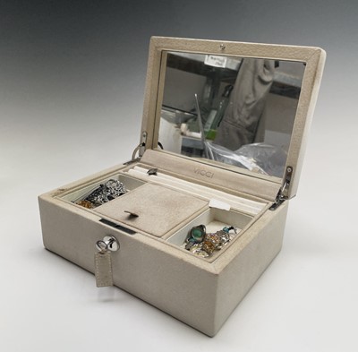 Lot 340 - A Vicci jewell box and contents