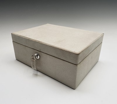 Lot 340 - A Vicci jewell box and contents