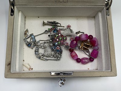 Lot 340 - A Vicci jewell box and contents