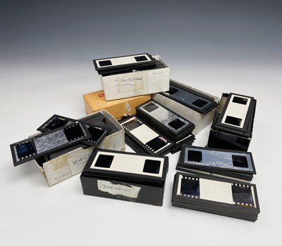 Lot 464 - A box of nearly 150 "Stereo realist glass 3D...