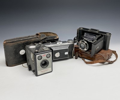 Lot 389 - 4 vintage cameras, including a Kershaw Curlew...