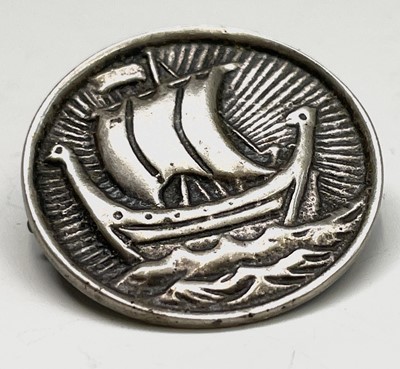 Lot 371 - An Iona longboat silver brooch 26mm diameter...