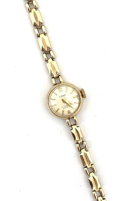 Lot 9 - A ladies Croff gold cased wristwatch on 9ct...