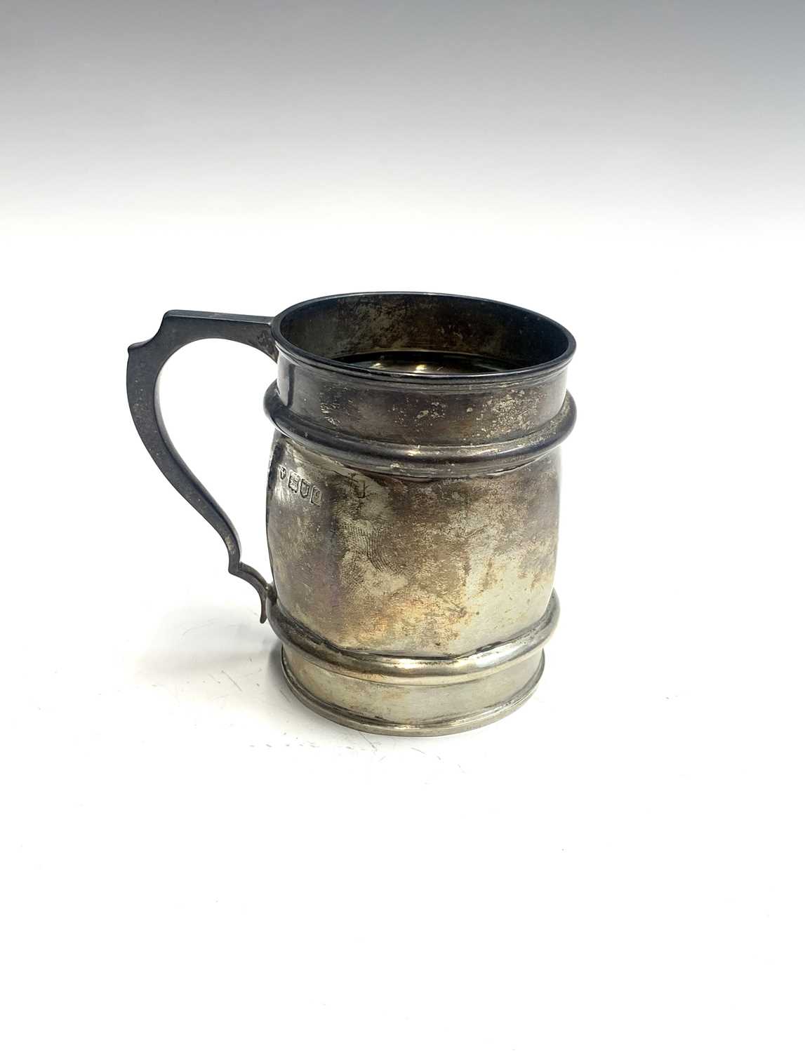 Lot 81 - An unusual octagonal silver barrel mug by...