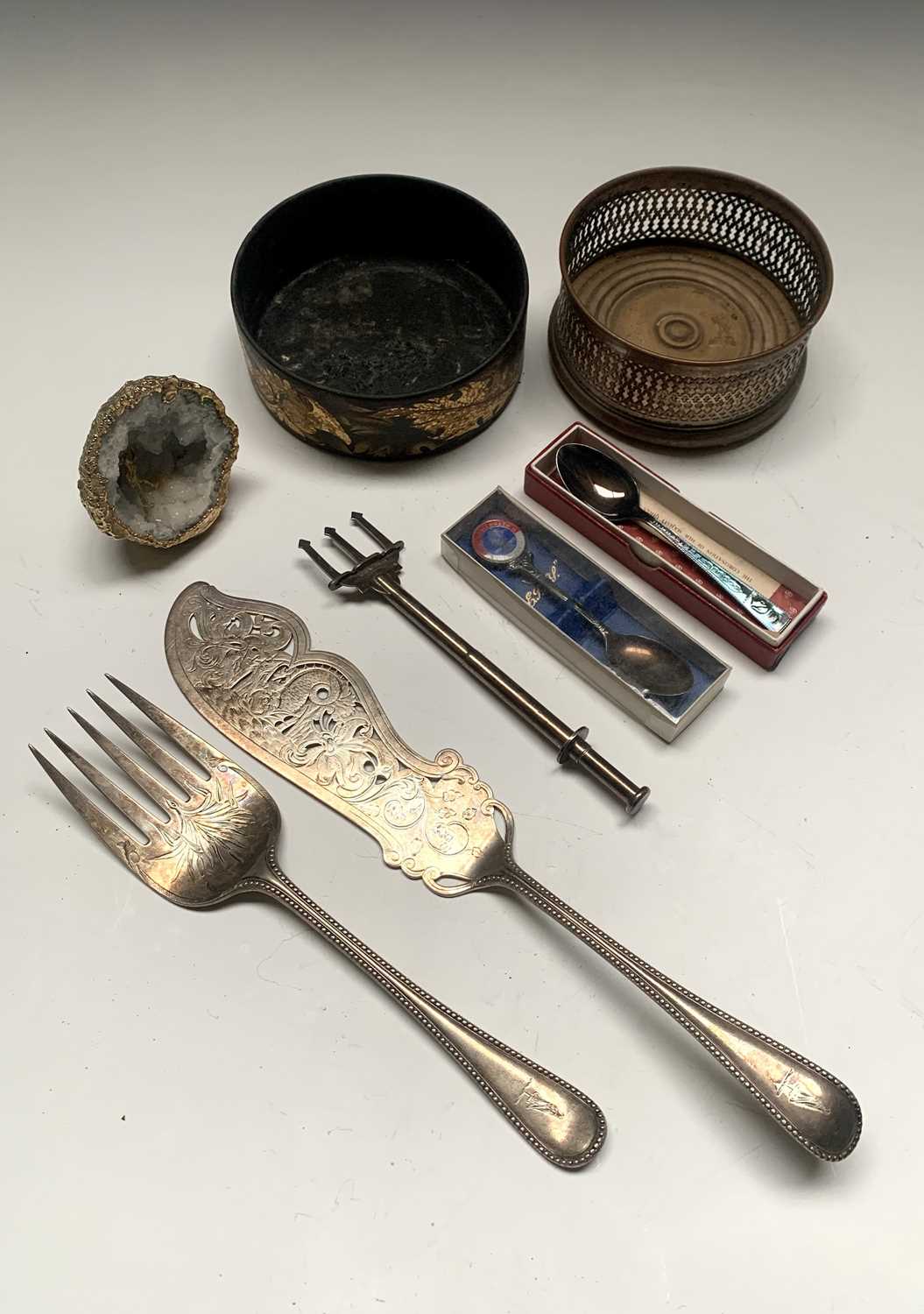 Lot 109 A pair of epns fish servers by SSW&Co a