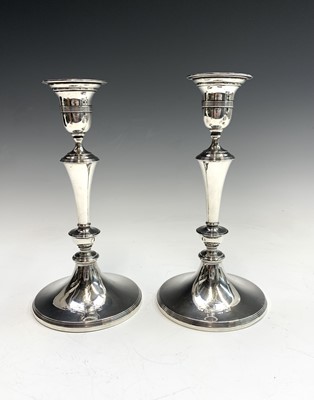 Lot 99 - An Edwardian pair of William Comyns filled...