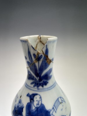 Lot 74 - A Chinese blue and white porcelain moon flask,...