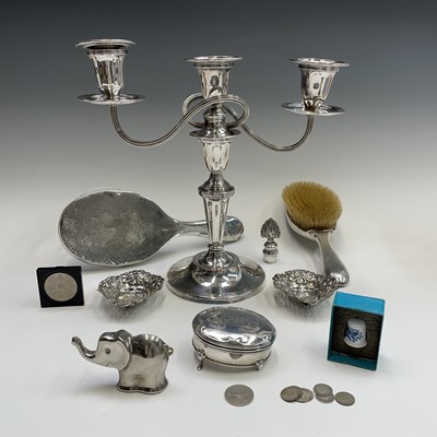 Lot 42 - A selection of silver items, to include a pair...