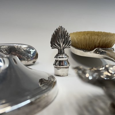 Lot 42 - A selection of silver items, to include a pair...