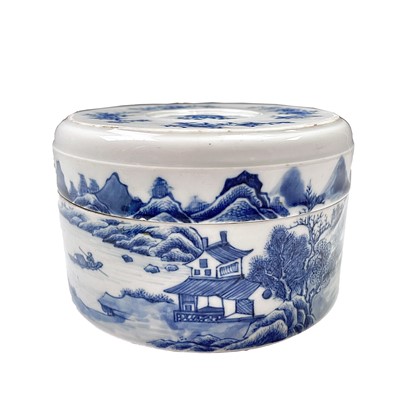 Lot 100 - A Chinese blue and white porcelain jar and cover, 19th century.