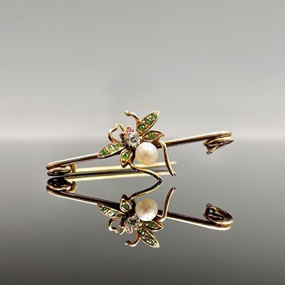 Lot 230 - A Victorian gold bee brooch with peridot wings,...