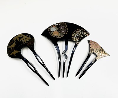 Lot 10 - A Japanese black lacquered hair comb, signed,...