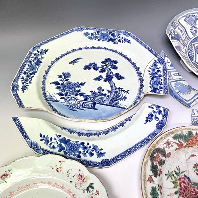 Lot 64 - A Chinese Kraak blue and white porcelain dish,...