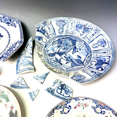 Lot 64 - A Chinese Kraak blue and white porcelain dish,...