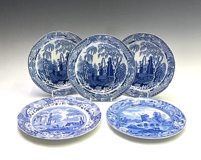 Lot 851 - A set of three blue and white pearlware plates,...