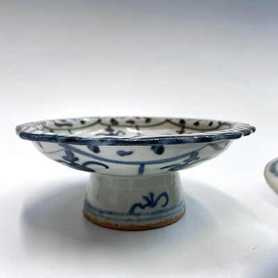 Lot 76 - A Chinese blue and white porcelain dish,...