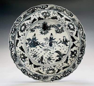 Lot 92 - A Chinese blue and white dish, late 20th...