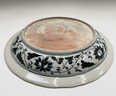Lot 92 - A Chinese blue and white dish, late 20th...