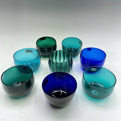 Lot 882 - Five assorted green glass finger bowls, 19th...