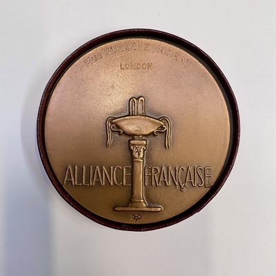 Lot 154 - A French bronze 'Alliance Francaise' medal...
