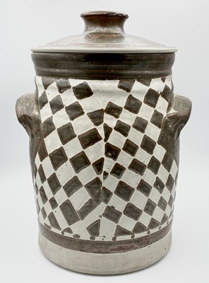 Lot 1025 - Peter SWANSON (1950) A large lidded pot Makers...