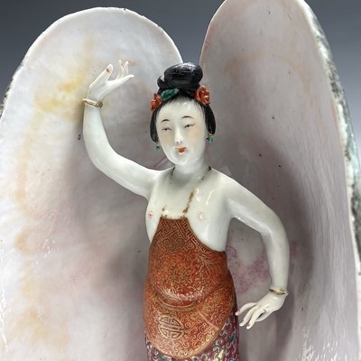 Lot 89 - A Chinese porcelain figure within a giant clam,...