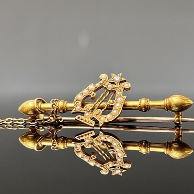 Lot 165 - An 18ct gold lyre brooch set with split pearls...