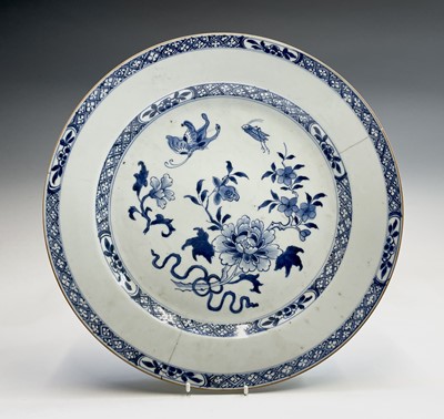 Lot 138 - A Chinese blue and white porcelain charger,...