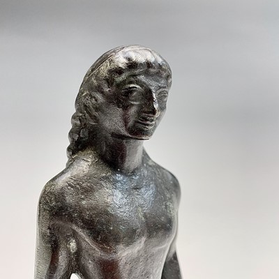 Lot 183 - A Grand Tour bronze figure of a male nude....