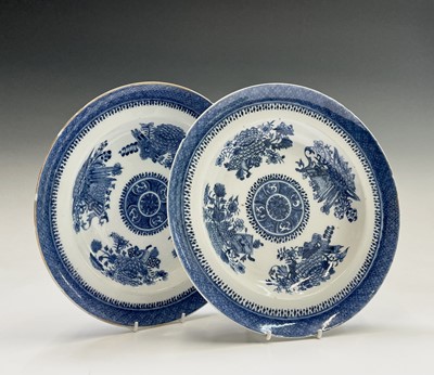 Lot 186 - A pair of Chinese Export blue and white...