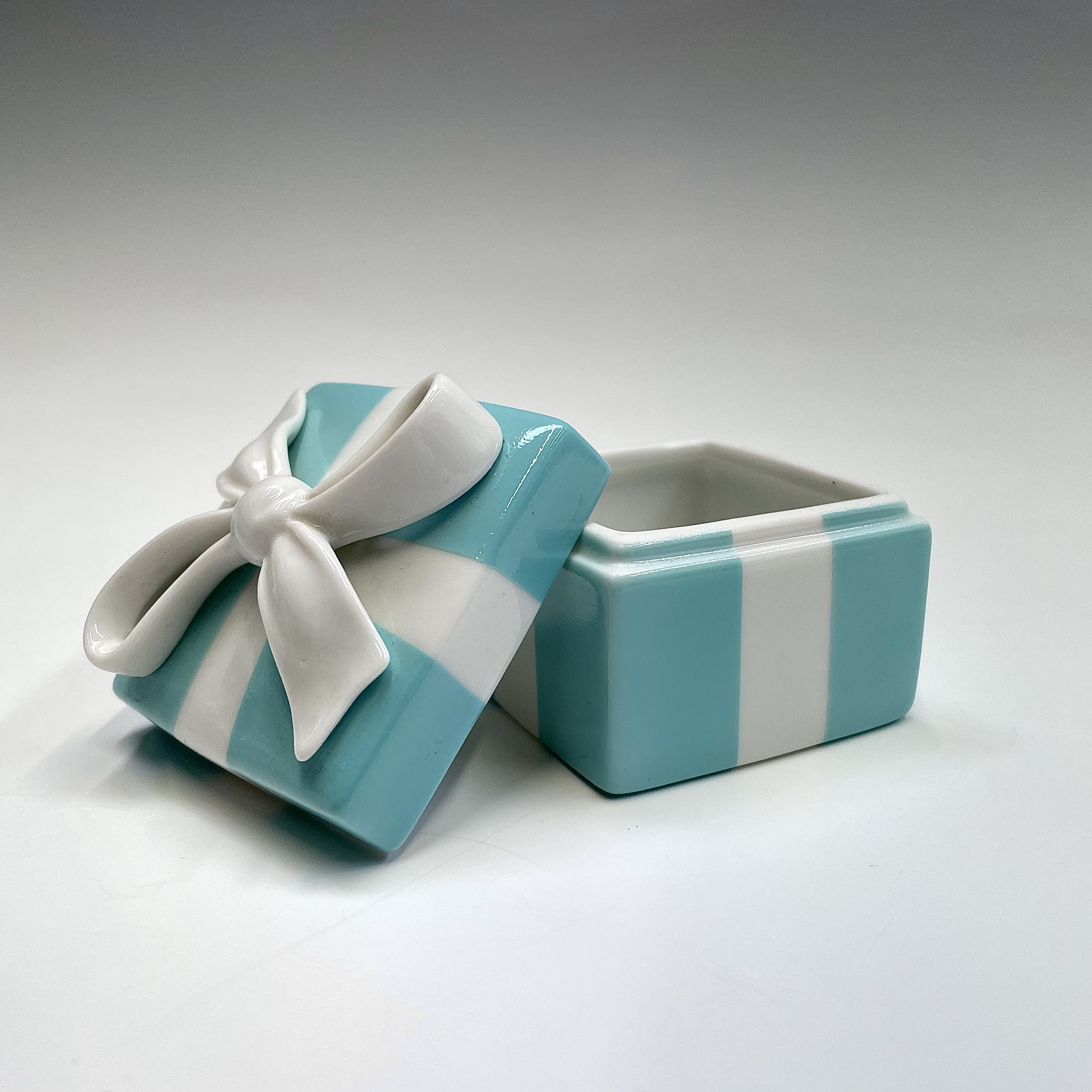 Lot 248 A Tiffany porcelain box 52 x52mm the lid