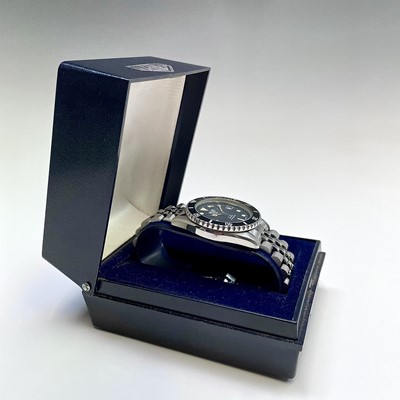 Lot 14 - A TAGHeuer 1000 Quartz, gentleman's wristwatch...