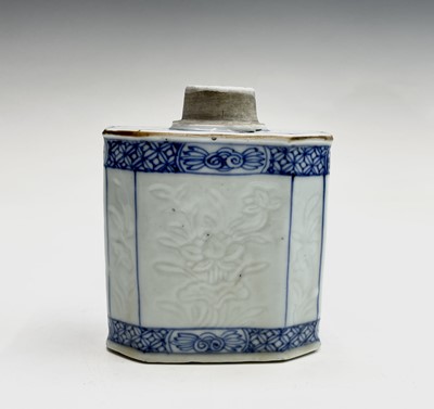 Lot 235 - A Chinese export porcelain blue and white tea...