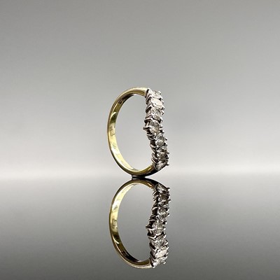 Lot 741 - An 18ct yellow gold ring chevron set with...