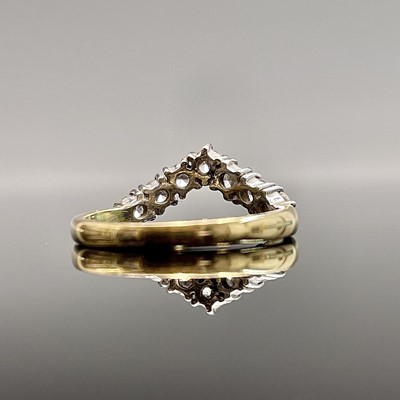 Lot 741 - An 18ct yellow gold ring chevron set with...