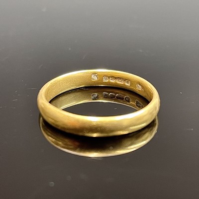 Lot 164 - A 22ct gold band 5.2gm