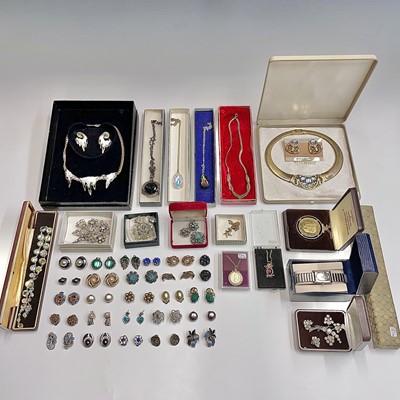 Lot 260 - Costume jewellery