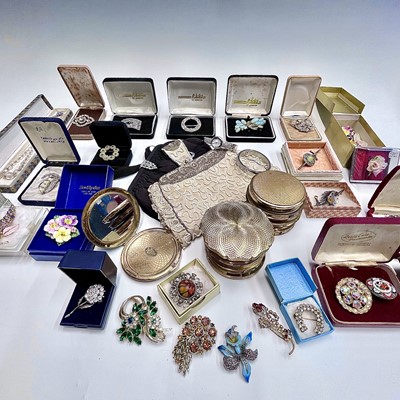 Lot 200 - Costume jewellery, nine compacts and two...