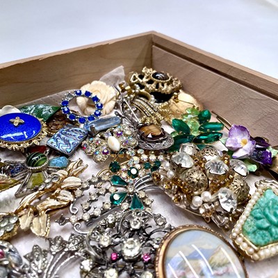 Lot 261 - Costume brooches