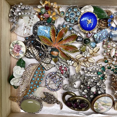 Lot 261 - Costume brooches