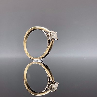 Lot 232 - A solitaire diamond ring, the stone of...