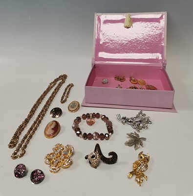 Lot 29 - A Sarah Coventry necklace and bracelet, a...