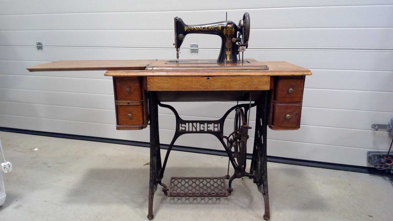 Lot 181 Vintage SINGER Sewing Table with Drawers,